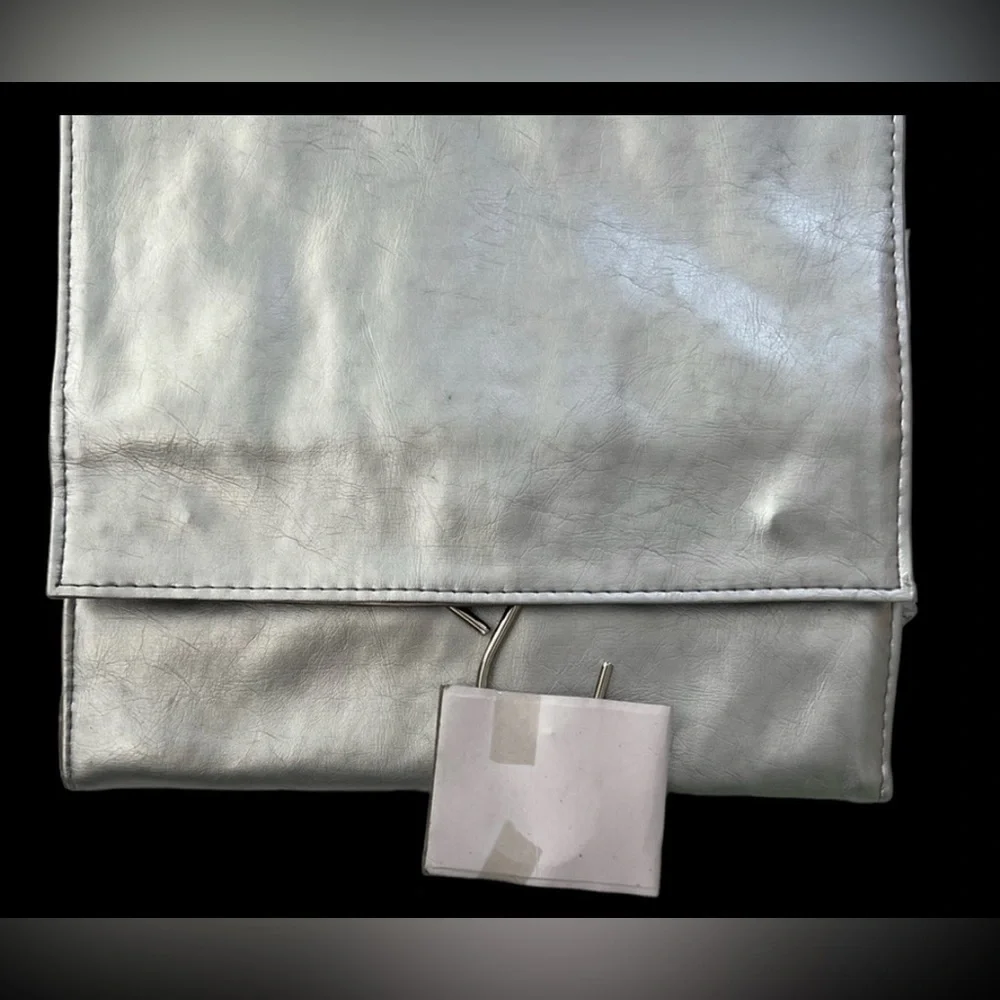 NICE QUALITY 3 COMPARTMENT TRI-FOLD TRAVEL BAG